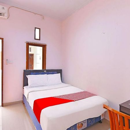 Oyo 91445 Sandat Guest House Denpasar Exteriör bild