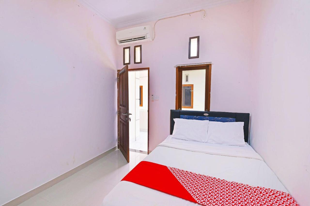 Oyo 91445 Sandat Guest House Denpasar Exteriör bild