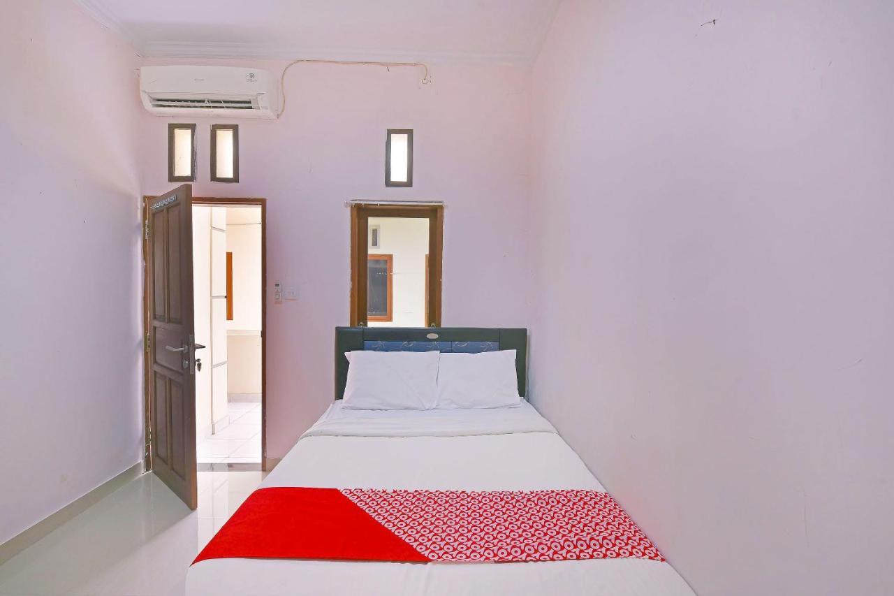 Oyo 91445 Sandat Guest House Denpasar Exteriör bild
